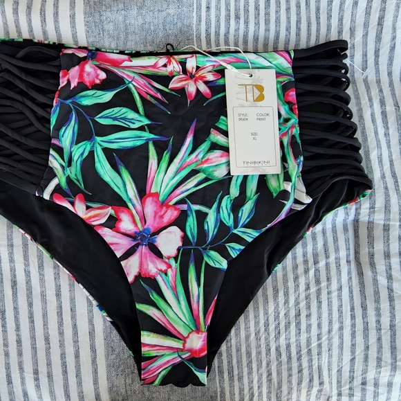 NWOT | Two-Piece Tropical Print Ruffled Swimsuit - Picture 4 of 8